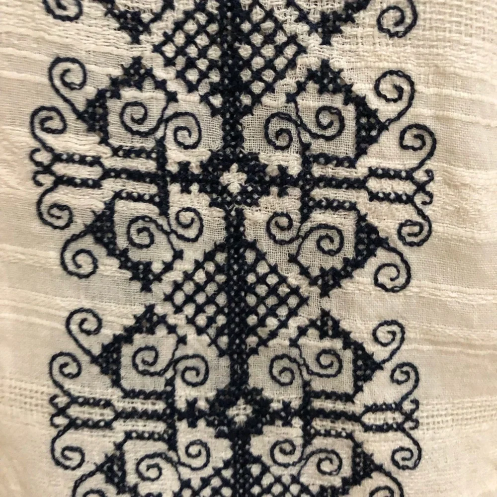 Max Studio ivory peasant blouse with navy geometric embroidery size medium - Picture 2 of 6